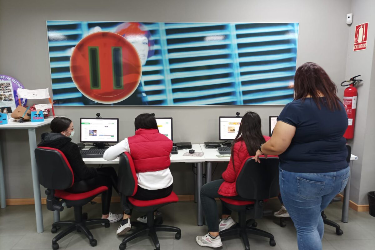 Estudiantes de FP refuerzan su aprendizaje digital en Guadalinfo Maracena