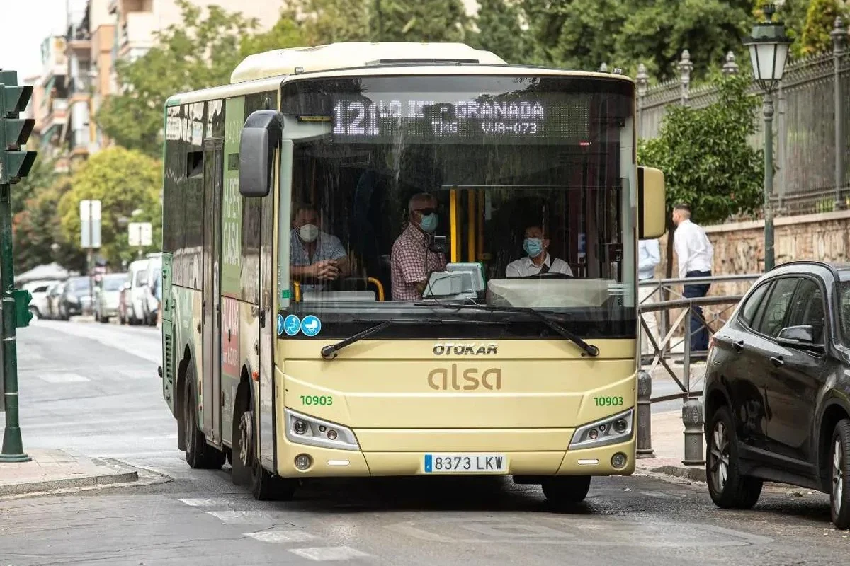 Maracena aprueba el convenio de mejora de la línea 121 y pide al Consorcio de Transportes que se amplíe los sábados por la tarde