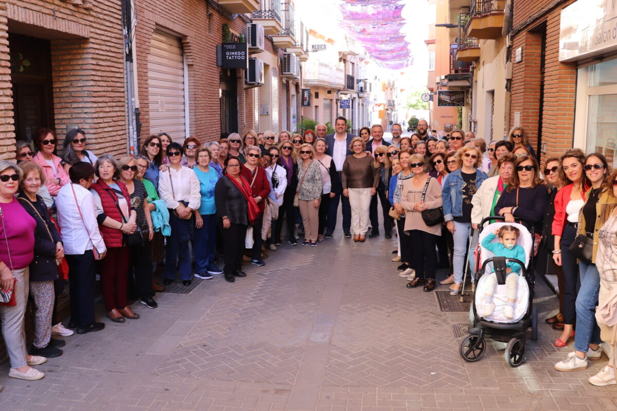 La calle Real de Maracena se tiñe de violeta con un toldo de ganchillo de 60 metros