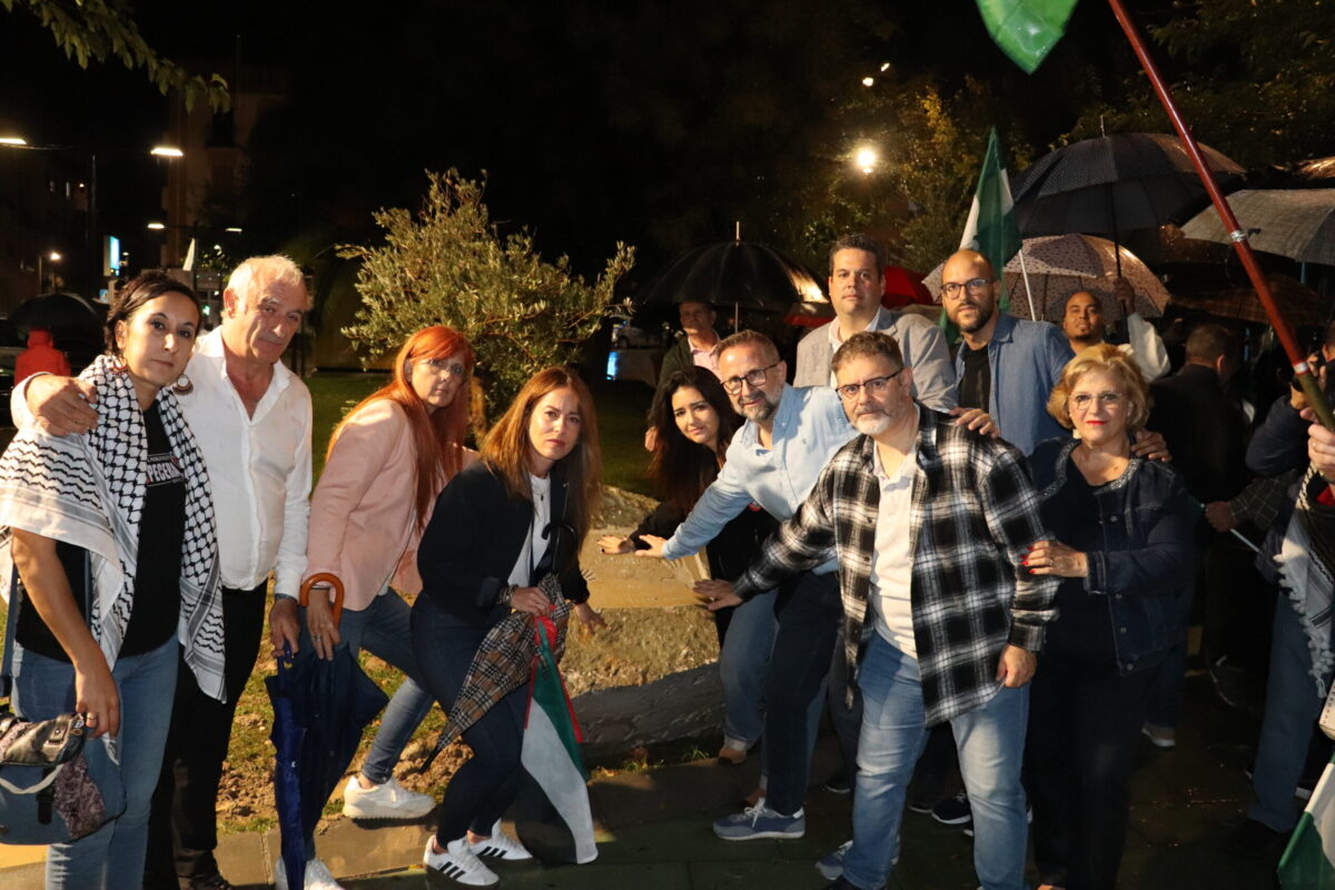 Maracena celebra una marcha silenciosa por la paz en Gaza y planta un olivo en memoria de las víctimas
