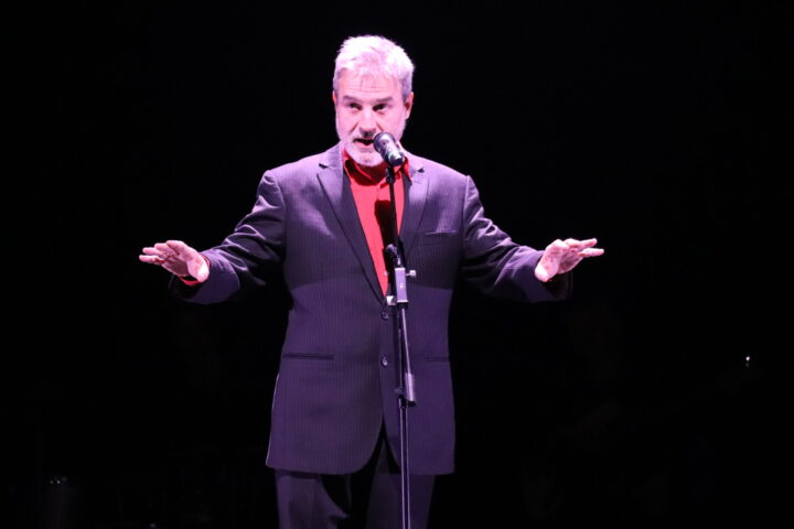 El Espacio Escénico de Maracena cuelga el cartel de “no hay entradas” por partida doble con Alberto San Juan y la Banda Obrera