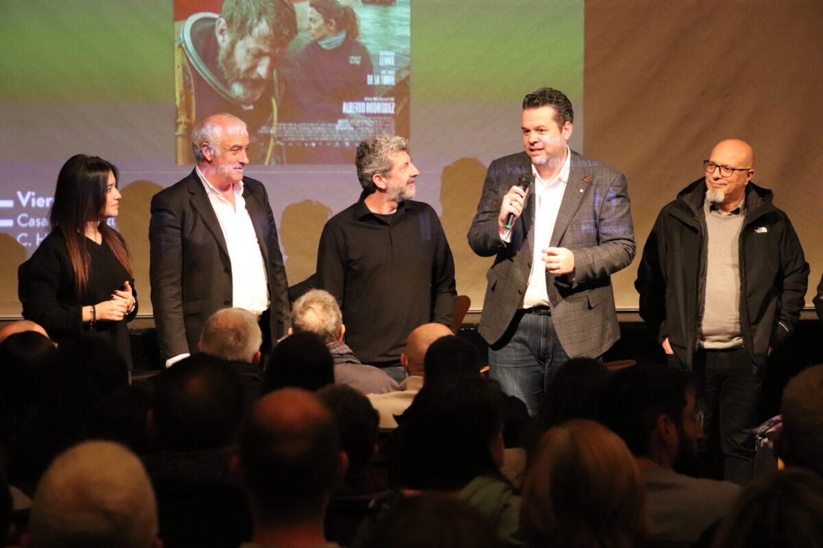 Maracena llena con la proyección de “Los Tigres” y recibe a Alberto Rodríguez en la antesala de los Premios Carmen
