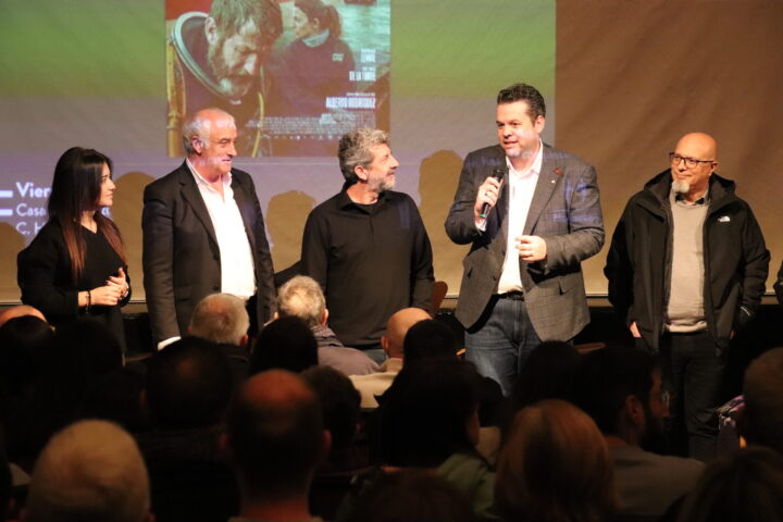 Maracena llena con la proyección de “Los Tigres” y recibe a Alberto Rodríguez en la antesala de los Premios Carmen