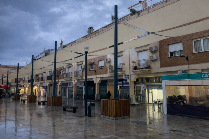 Maracena instala un gran entoldado en la Plaza Sor María Luisa para ganar sombra, confort y vida en uno de sus espacios más transitados