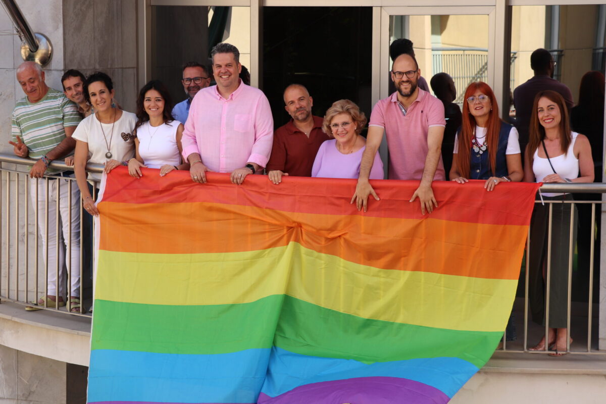 El Ayuntamiento Maracena coloca la bandera LGTBI en su balcón por el Día Internacional del Orgullo LGTBIQ+ y acoge el mismo día los Premios Orgullo Granada